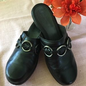 Nurture Black Cayman Leather Clogs Size 8M EUC C06